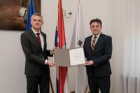 Predsjednik Hrvatske gospodarske komore Luka Burilović dodijelio je povelju tvrtki Končar povodom njihove 100. obljetnice poslovanja.