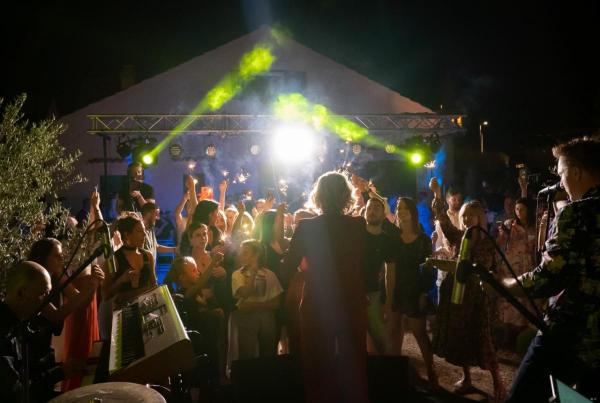 Koncert u tvom domu: Pogledajte kakav je show Vanna napravila u dvori&scaron;tu obožavateljice