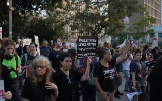 Nakon novog napada na Gazu prosvjed u Tel Avivu: Uz podršku vojske ih tjeraju, pale im kuće i ubijaju ih